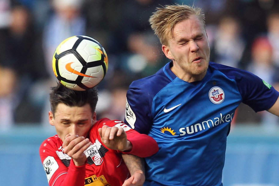 Kopfballduell zwischen Theodor Bergmann (l.) und dem Rostocker Marcel Hilßner.
