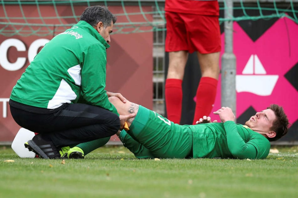 BSG-Physiotherapeut Alireza Hamzehian (l.) kümmerte sich am Samstag um Kai Druschkys linkes Bein. Beim Abschlusstraining am Montag stand er schon wieder auf dem Platz, einem Einsatz steht wohl nichts im Wege.