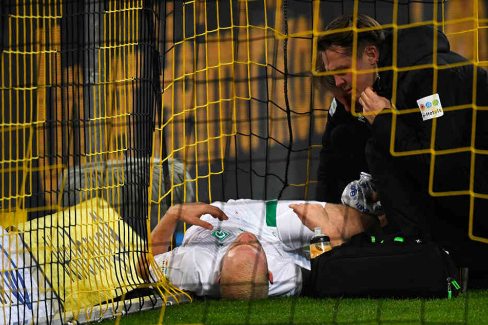 Bremens Davy Klaassen musste nach einer Rettungsaktion schon früh verletzt ausgewechselt werden.