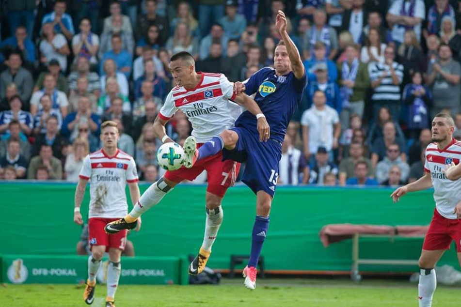 Tim Danneberg im Trikot des VfL Osnabrück: Hier im Kopfballduell mit dem HSV-Stürmer Bobby Wood.