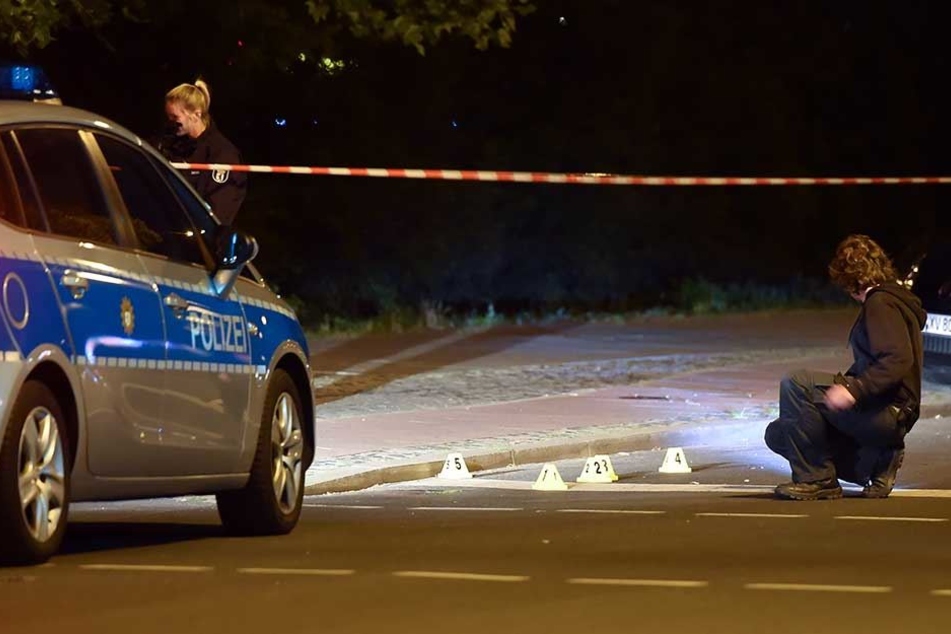 Die Polizei sichert an einem Tatort Spuren (Symbolbild).