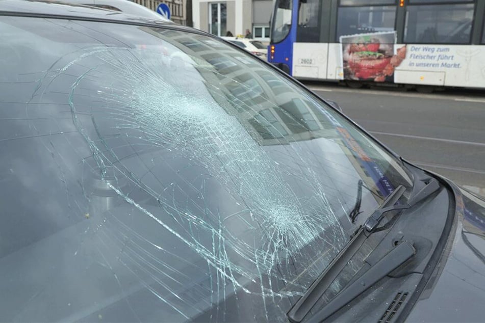 Die Scheibe des Avensis nach dem Unfall.