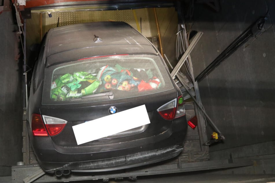 Im Fahrstuhlschacht steckt das Fahrzeug fest.