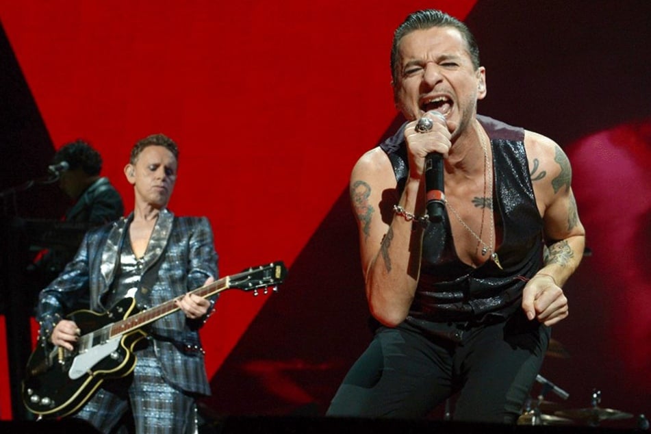 Der Sänger von Depeche Mode, Dave Gahan (r), und Gittartist Martin Gore bei dem Berliner Konzert am 25.11.2013.