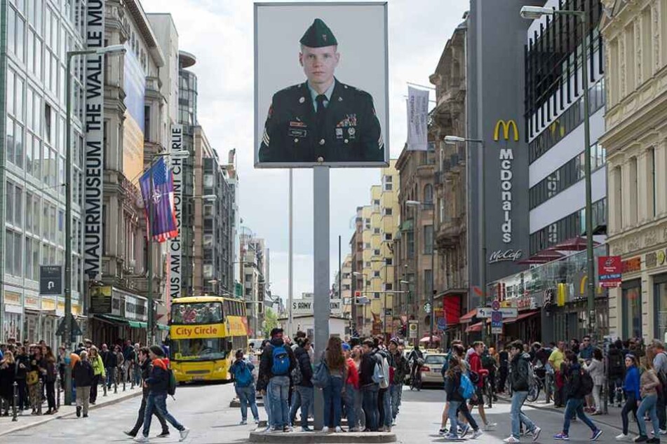 Am Checkpoint Charlie wurde am Montagabend ein Kind angefahren.