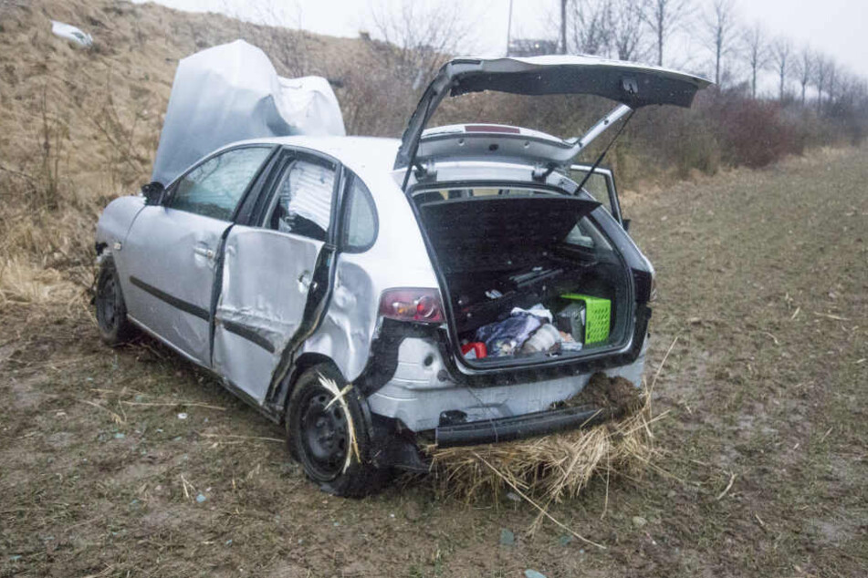 Der Seat blieb auf einem Feld unterhalb der B180 stehen.