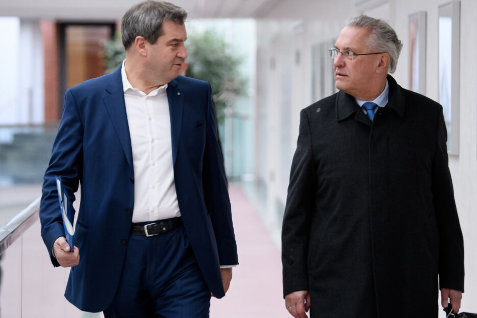 Markus Söder (l.) und Joachim Herrmann (r.) im Gespräch. (Archivbild)