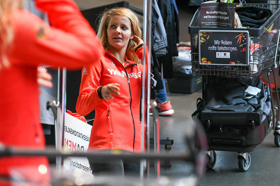 Die Snowboarderin Silvia Mittermüller beim Blick auf die diesjährige Olympia-Kleidung. Ob die Spiele bald in Köln und Umgebung stattfinden, ist noch offen.