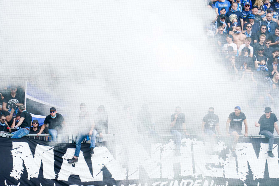 In Kaiserslautern: Fans vom SV Waldhof stehen im Rauch auf der Gästetribüne.