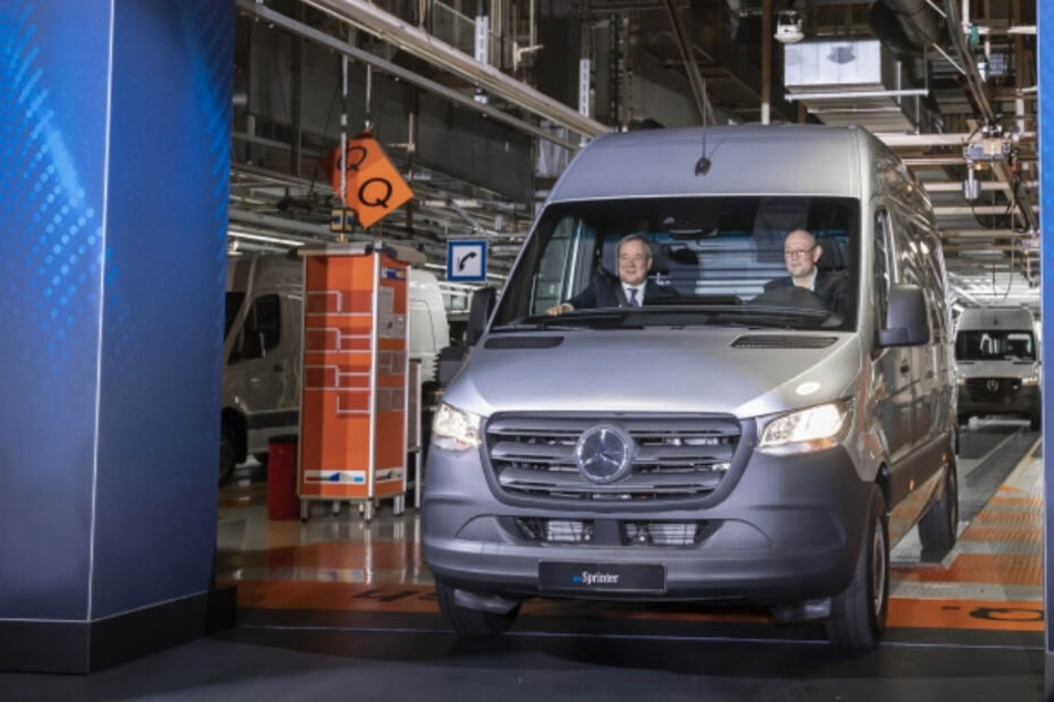 Ministerpräsident Armin Laschet (links) im ersten eSprinter.