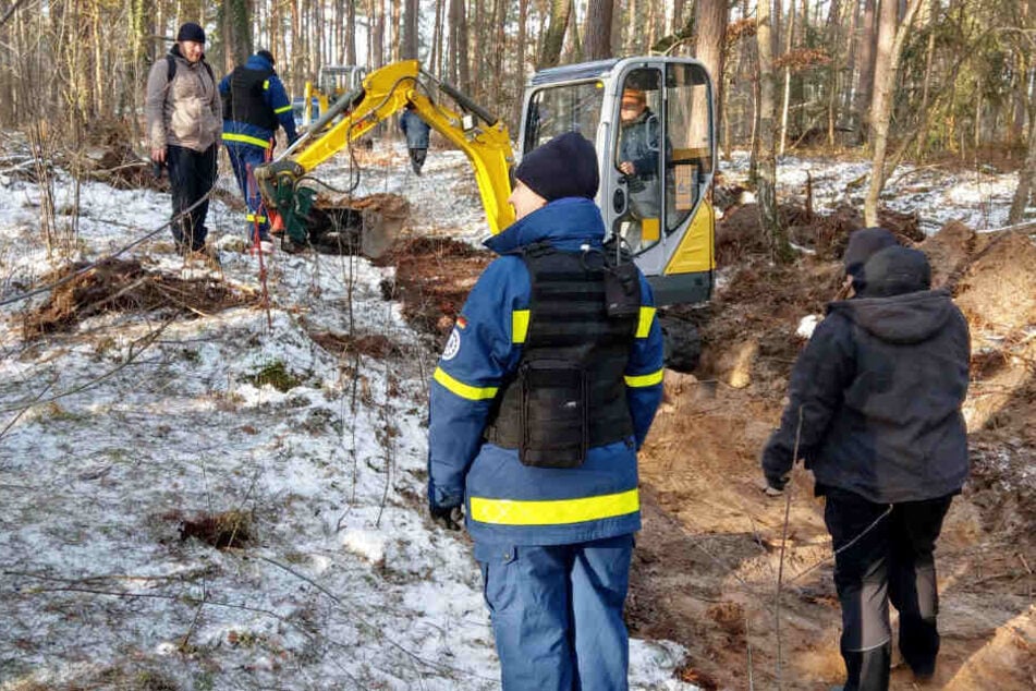 Mit einem Minibagger gräbt die Polizei in einem Waldstück bei Bergen an der Dumme nach dem vermissten Mädchen.