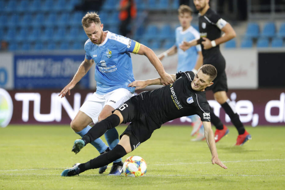CFC-Kapitän Tobias Müller im Zweikampf mit dem Ex-Auer Mario Kvesic.