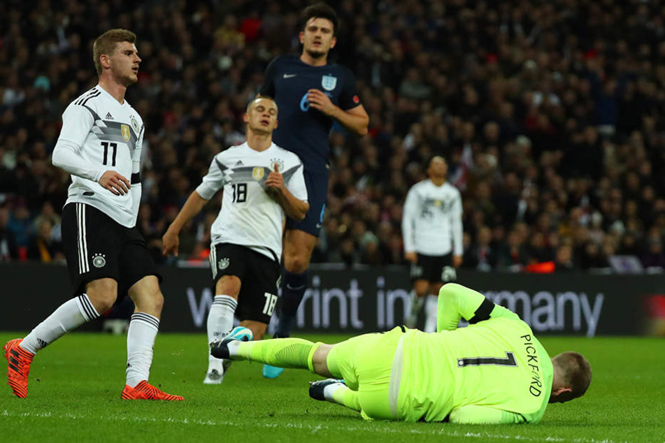 Auch Timo Werner und Joshua Kimmich (v.l.) bringen den Ball nicht im englischen Tor unter. Englands Torhüter Jordan Pickford packt zu.