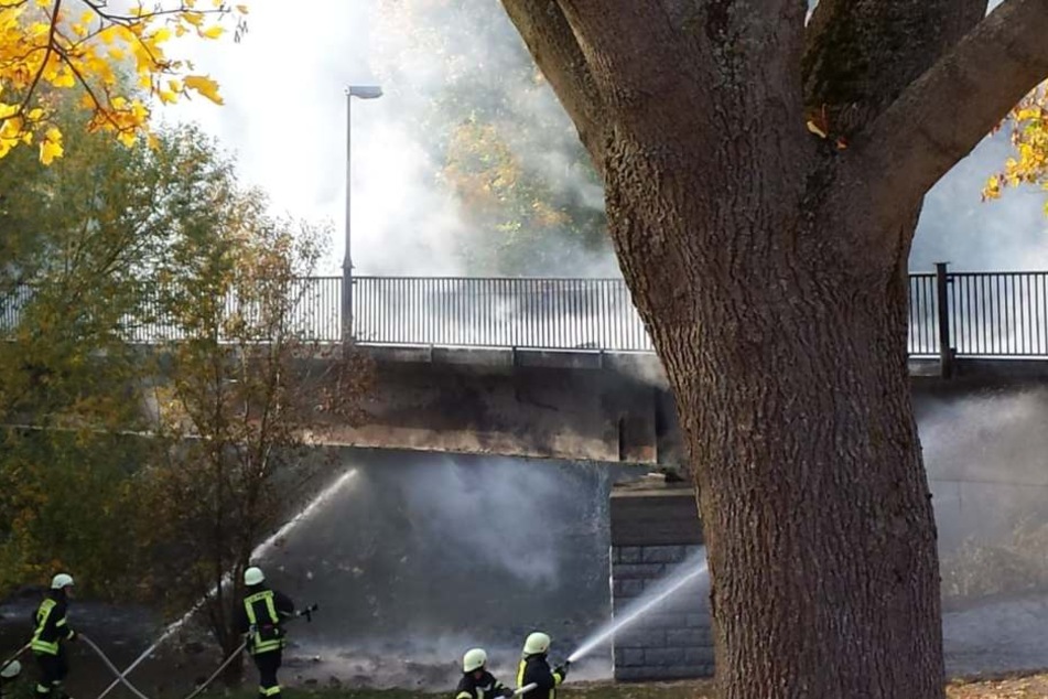 Die Brücke wurde durch das Feuer zerstört.