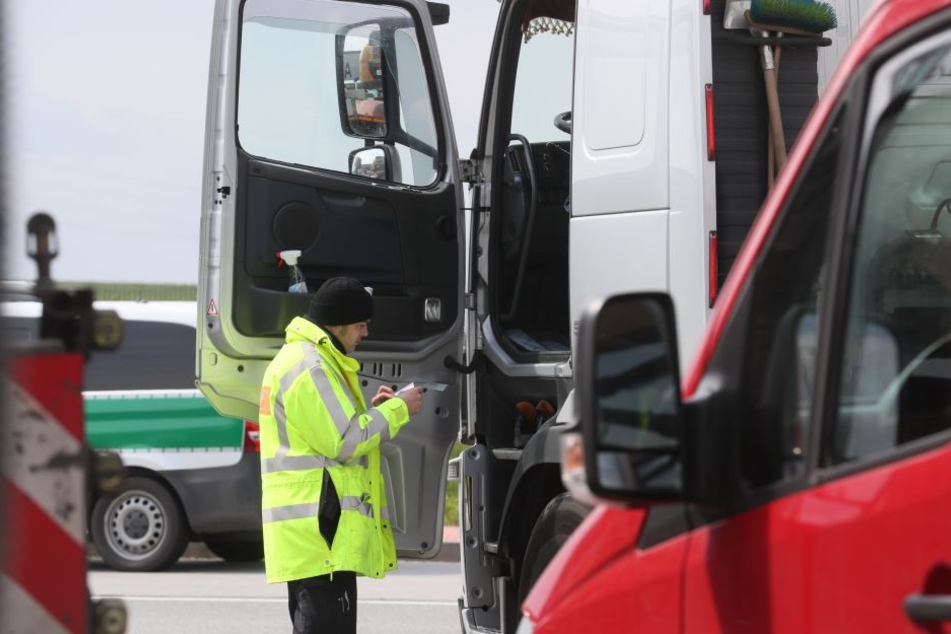 Der Lkw-Fahrer bezahlte seine Verwarnung mit Falschgeld. (Symbolbild)
