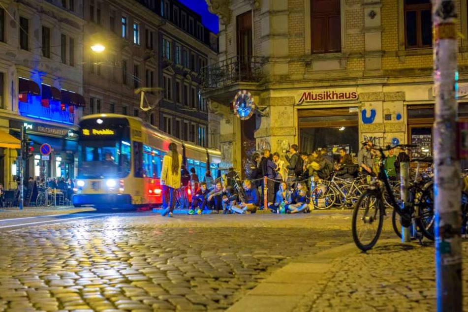 Auf der Rothenburger Straße gerieten 30 Männer in einen heftigen Streit.