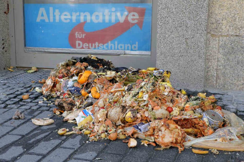 Vor die Eingangstür kippten die Täter stinkende Essensreste.