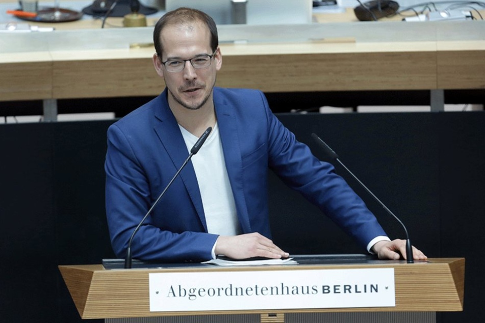 Der Abgeordnete Benedikt Lux (Grüne) fordert zu besseren Kriminalitätsbekämpfung eine mobile Polizeiwache am Kotti.