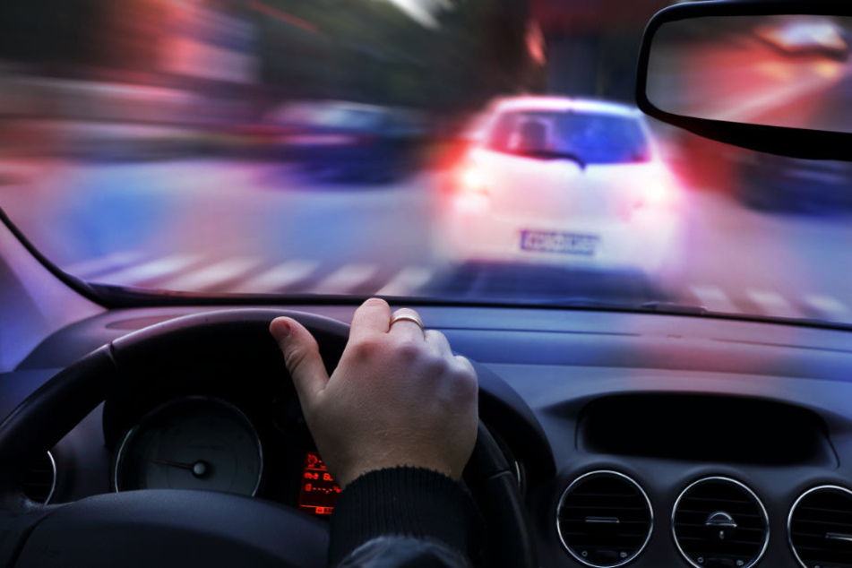 Die niederländischen Polizisten schossen auf die Reifen des flüchtenden Wagens. (Symbolbild)
