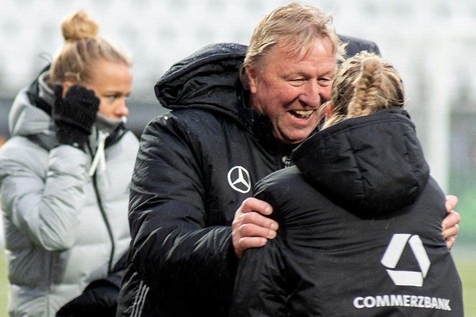 Mit Horst Hrubesch kam auch wieder der Erfolg zurück.