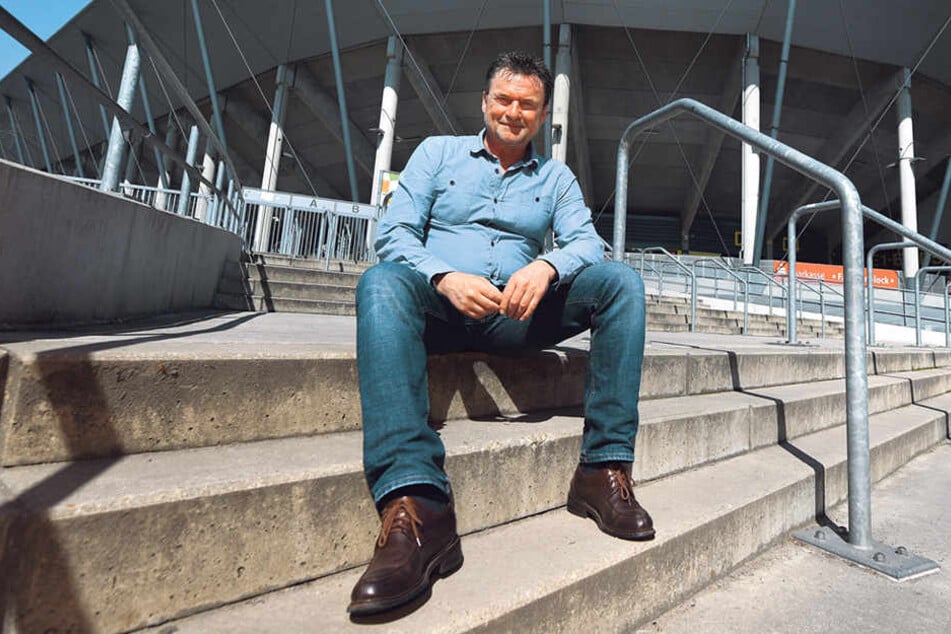 Frank Lippmann vorm DDV-Stadion - das Geschehen bei Dynamo verfolgt er weiter aufmerksam.