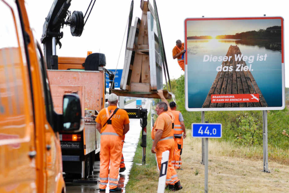 Fleißige Arbeiter tauschen an der A2 bei Ziesar das Schild aus.