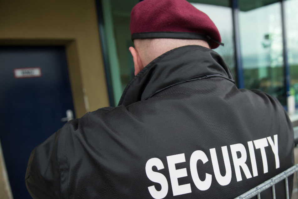 Ein privates Sicherheitsdienst schützt derzeit das Rathaus. (Symbolbild)