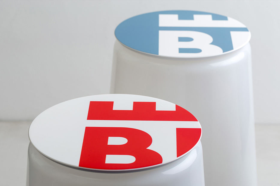 Das Bielefeld-Logo ziert nun die Sitzhocker aus ausgedienten Straßenlaternen.