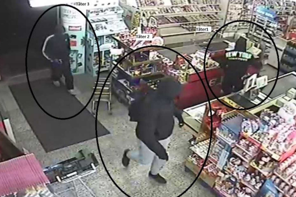 Die Täter waren mit Messern und Pistolen bewaffnet.