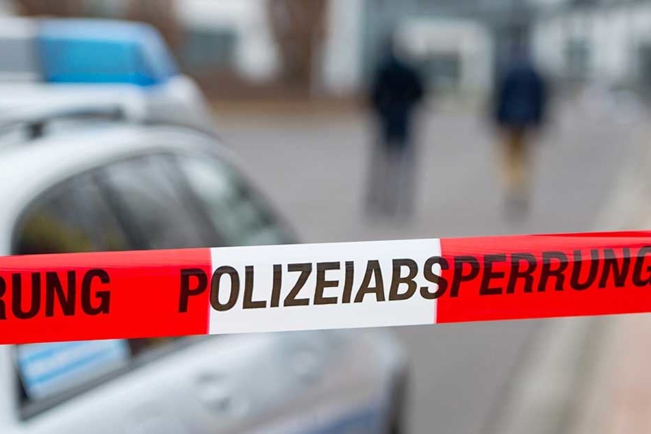 Die Polizei hat die Ermittlungen am Tatort aufgenommen.