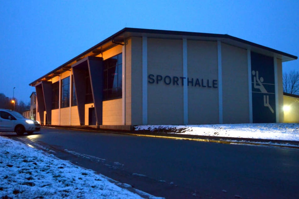 Seit Freitag heißt die Gotthard-Schettler-Halle nur noch Sporthalle.