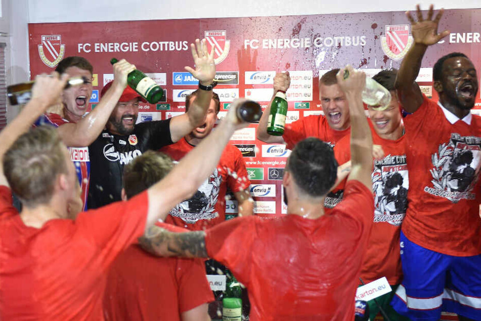 Die Mannschaft feiert den Aufstieg gegen Weiche Flensburg.