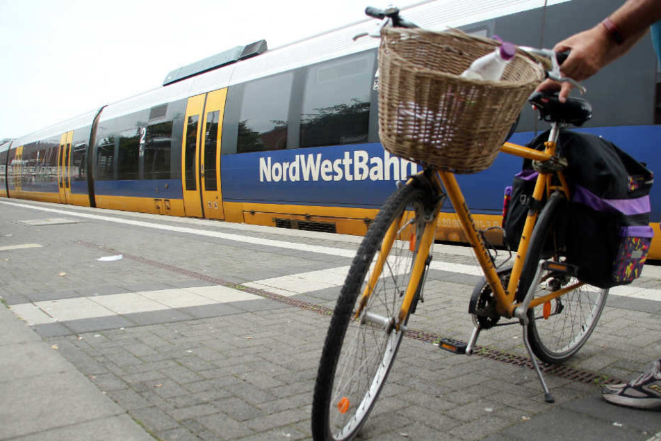 Die NordWestBahn richtet einen Ersatzverkehr mit Bussen ein.