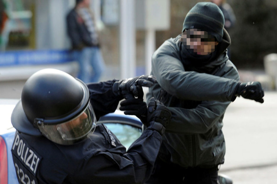 Die Angriffe gegen Polizisten haben in Sachsen im vergangenen Jahr weiter zugenommen.