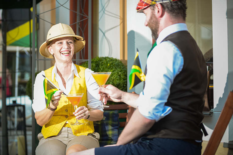 Lecker Daiquiri: Franziska Rüppich (45) und Karsten Holland (35) prosteten im
Kolonial-Look.