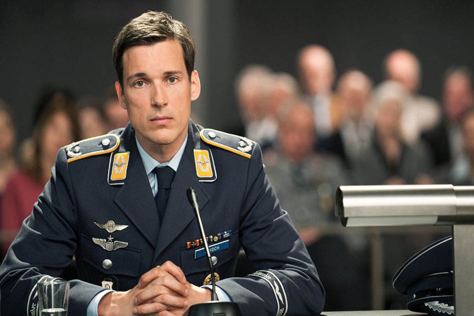 Eurofight-Pilot Lars Koch (Florian David Fitz, 41) muss sich wegen des Abschusses eines entführten Passagierflugzeugs vor Gericht verantworten.