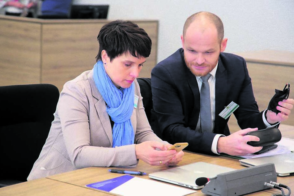 Frauke Petry (43). Rechts ihr Anwalt Carsten Brunzel (41).