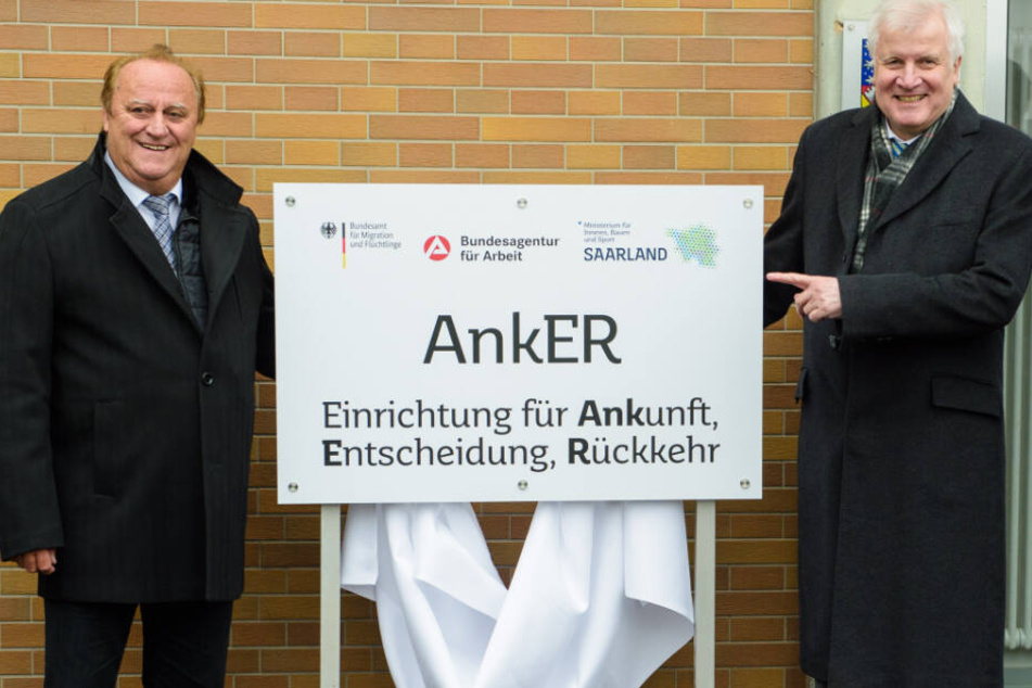 Horst Seehofer (r.) und Klaus Bouillon (l.) enthüllten gemeinsam ein Schild.