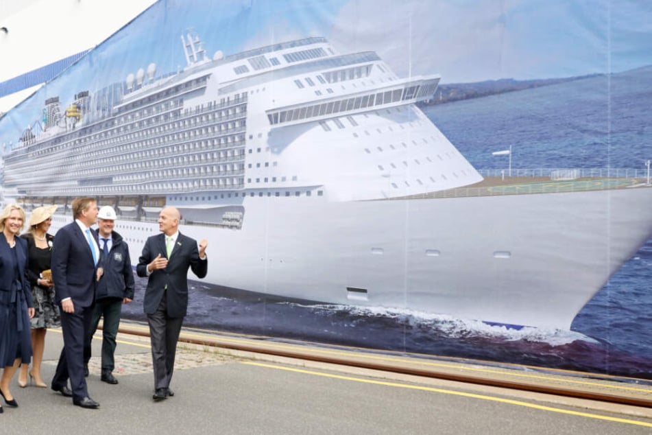 Das Königspaar ließ sich bei den MV-Werften in Warnemünde die neuen Kreuzfahrtriesen zeigen.