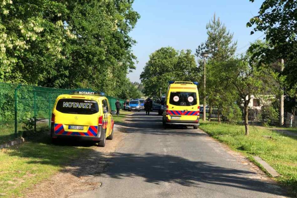 Auch Notzarztwagen sind im Einsatz am Heinrich-Zille-Weg in Königsbrück.