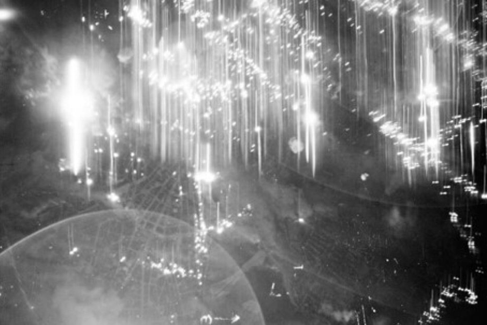 Die Stadt an ungezählten Stellen erleuchtet von Feuer und Explosionen: Diese Aufnahme wurde von einer an einem Bomber montierten Kamera "geschossen".