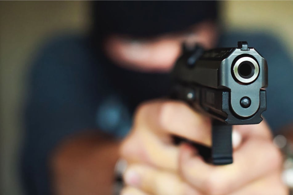 Einer der beiden Täter hatte eine Schusswaffe dabei und feuerte zwei Mal (Symbolbild).