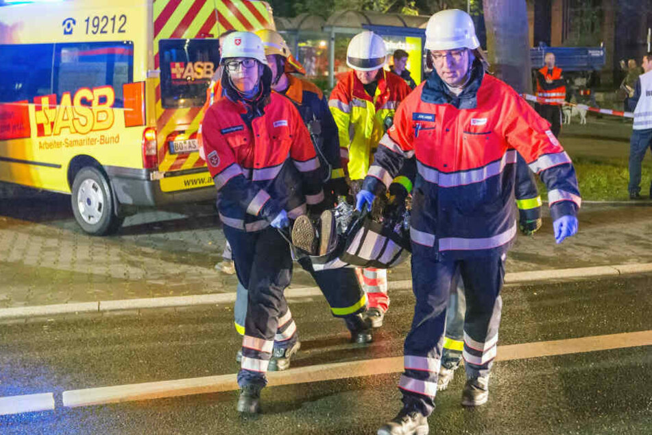 Katastrophenschützer der Malteser tragen einen Verletzten fort - bei Blaulicht-Einsätzen arbeiten ehrenamtliche und professionelle Retter Hand in Hand.