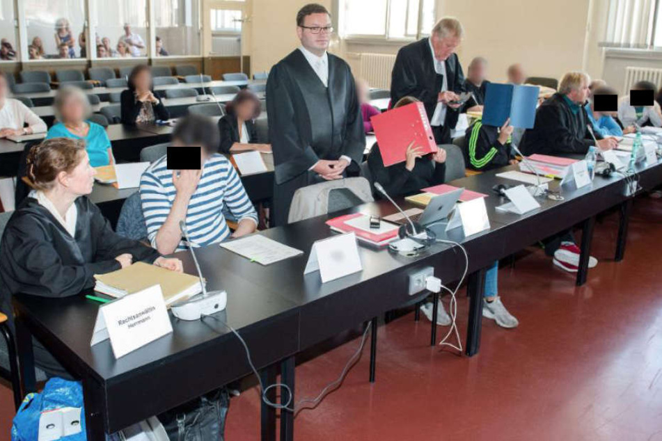 Das Verfahren vor einer Jugendstrafkammer hatte Ende August begonnen, die Öffentlichkeit wurde nach Verlesung der Anklage bis zur Urteilsverkündung ausgeschlossen.