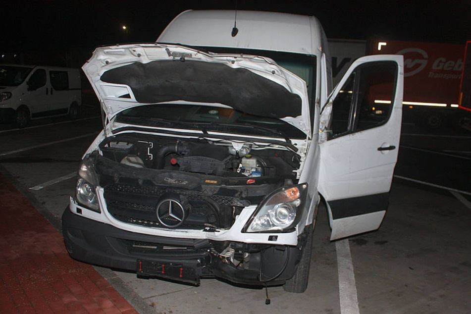 Der Mercedes wurde im Frontbereich stark beschädigt.