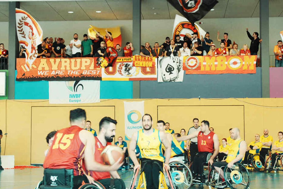 Die Ultra-Gruppierung "ultrAslan" unterstützt den gesamten Verein - auch die gehandicapten Basketballer.