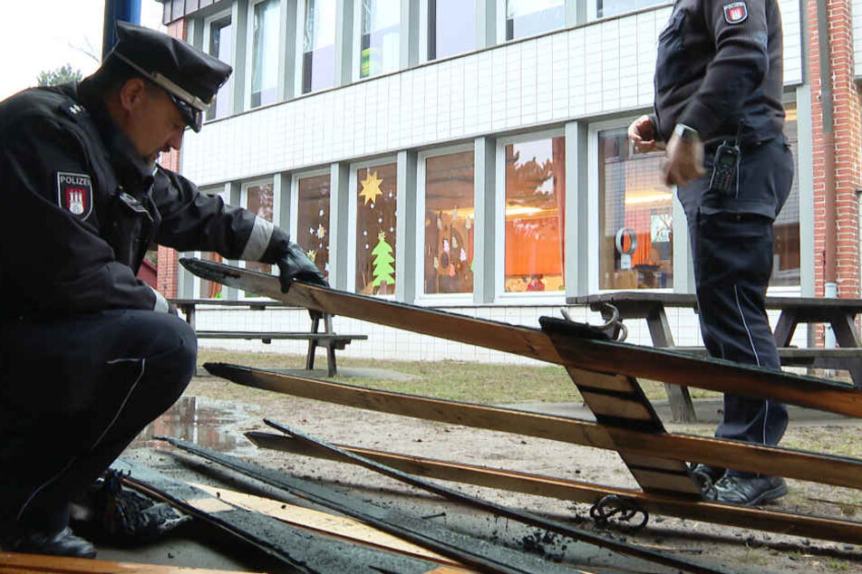 Die Polizei begutachtet die Überreste des Brandes.