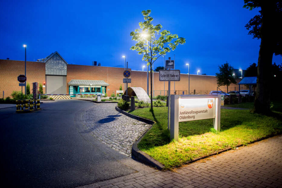 Ein Schild steht vor der Justizvollzugsanstalt (JVA) im Stadtteil Kreyenbrück in der Ex-Krankenpfleger Niels Högel seine Strafe verbüßt.