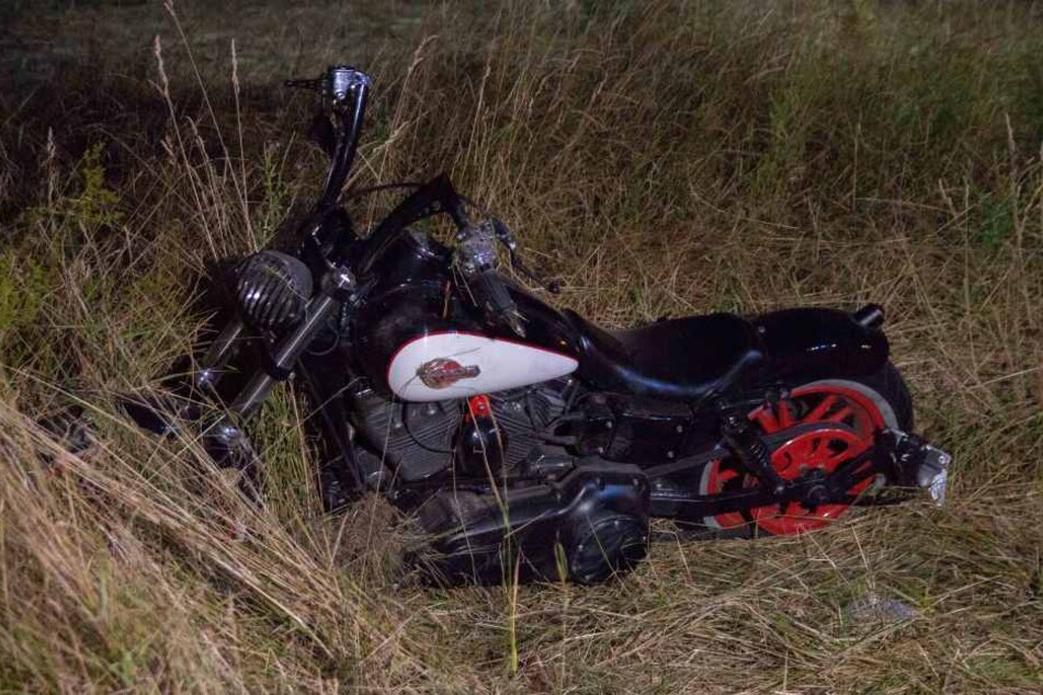 Die Harley des Bikers lag nach dem Unfall neben der Straße.
