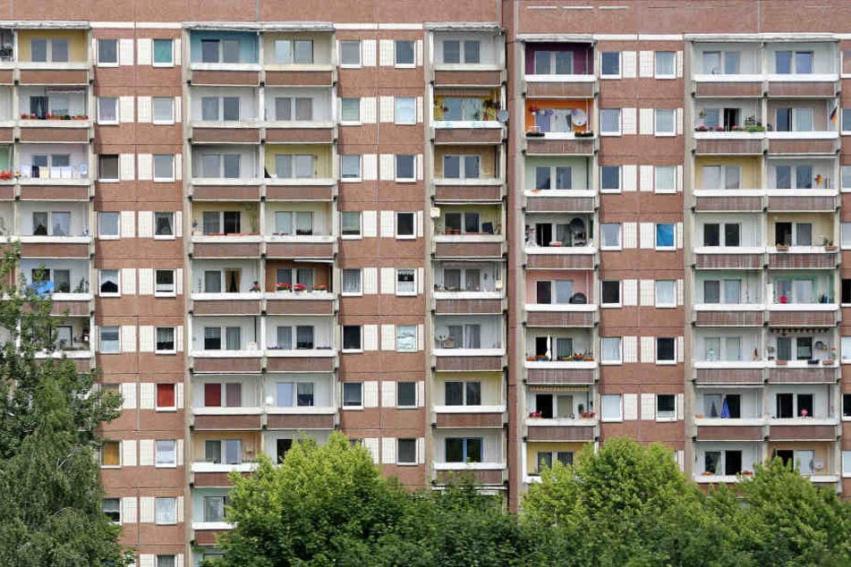 Vom Balkon eines Plattenbaus warf ein etwa 25 bis 30 Jahre alter Mann einem Fußgänger eine Glasflasche hinterher. (Symbolbild)